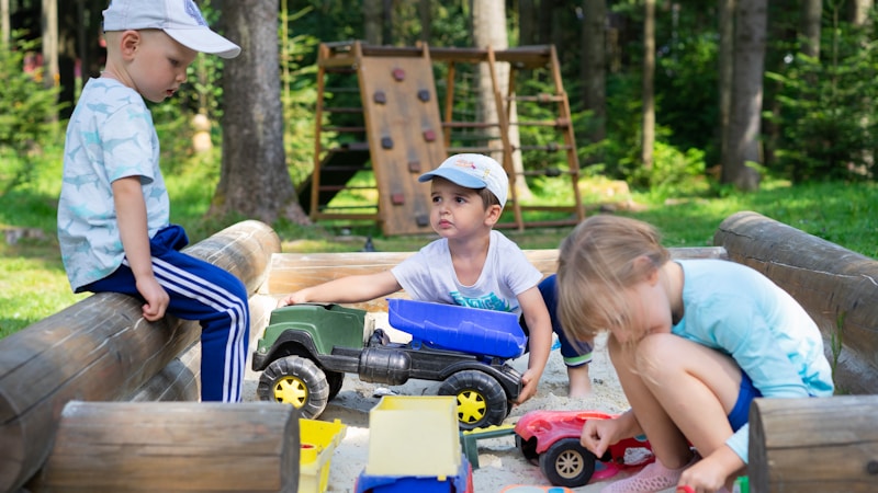 子どもが夢中になる外遊びアイデア集｜年齢別・人数別に楽しめる簡単レクリエーション大全