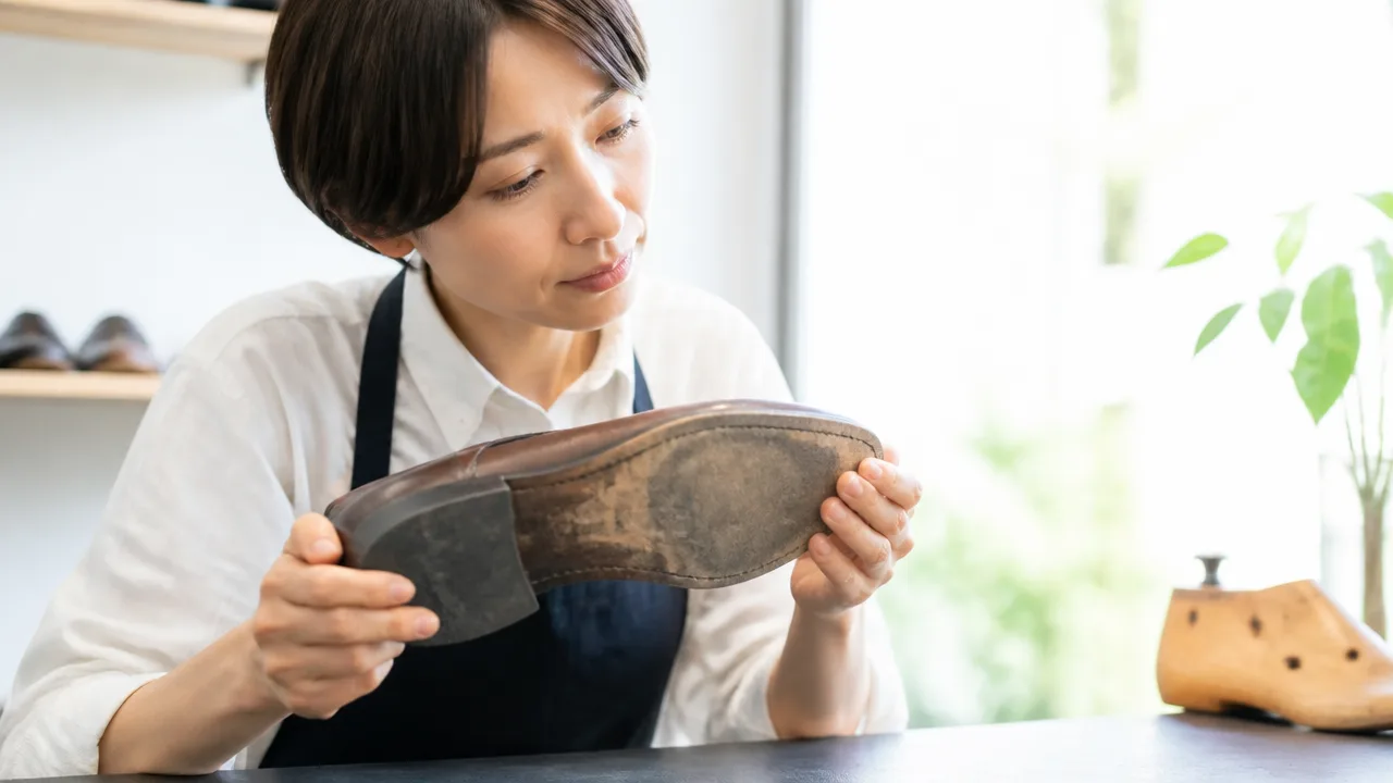 靴底のすり減りを自分で応急処置する方法と注意点