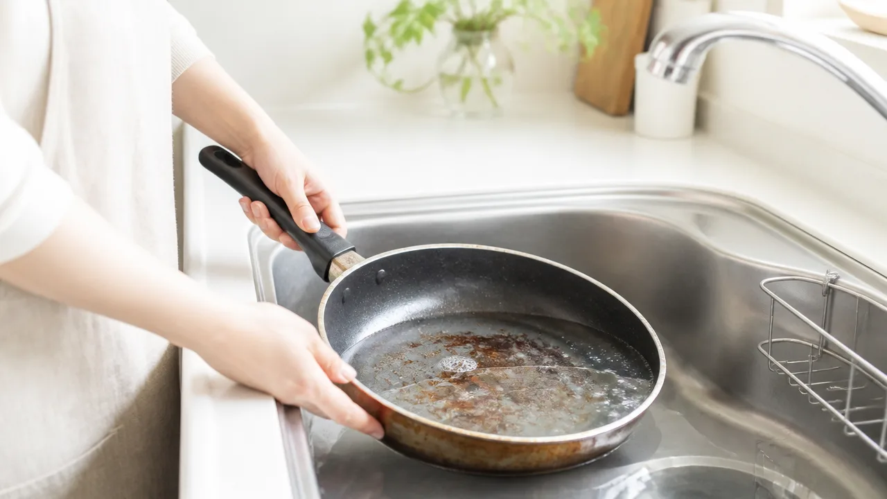 フライパンの焦げの落とし方は?素材別のやさしいお手入れ方法