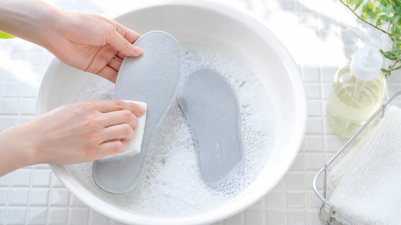 靴の中敷きの臭いが気になる方へ｜傷めにくい洗い方と乾かし方