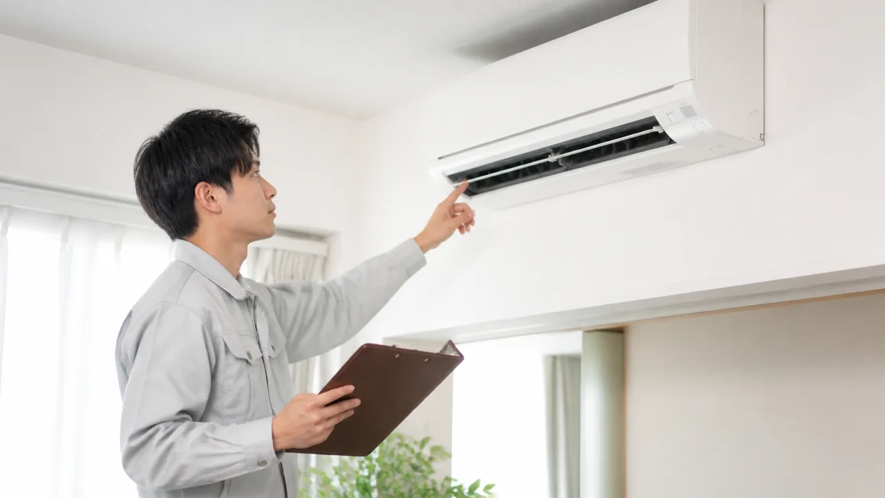 エアコンから水が飛んでくる原因は？対処法と予防策を解説